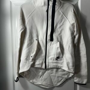 Nike White Ski & Snow Jacket with Hood and Fitted Silhouette